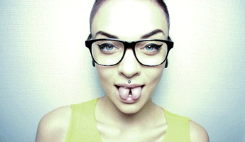 Gif split tongue ragazza con occhiali